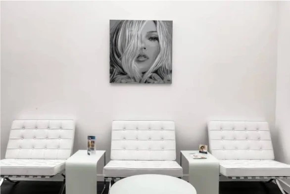 Sala d’attesa dello studio con tre poltrone bianche